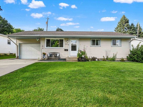 3279 Kaufmann Avenue, Dubuque, IA 52001