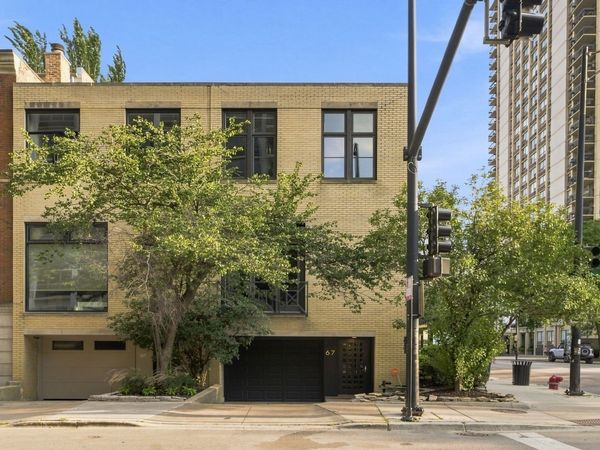 67 W Schiller Street , Chicago, IL 60610