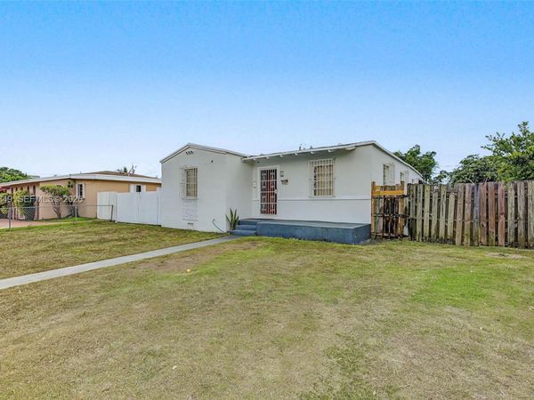 3940 NW 2nd St , Miami, FL 33126