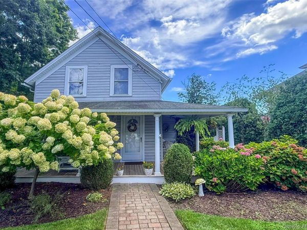 23 LAKE AVE, Center Moriches, NY 11934