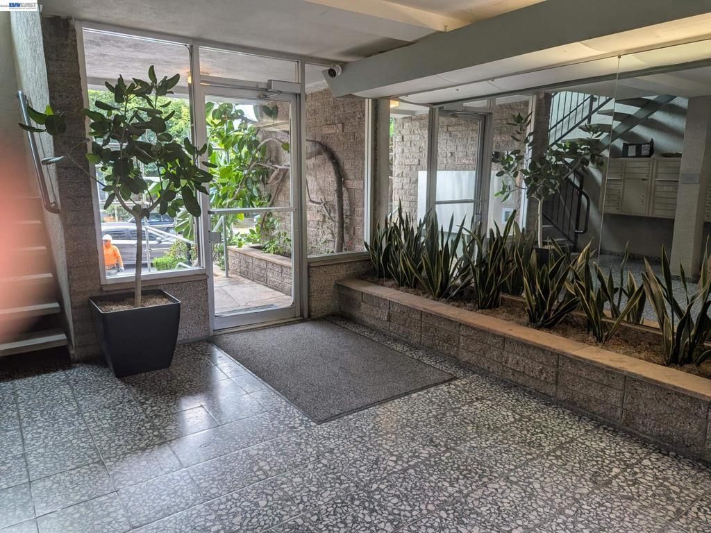3877 Howe St, Unit 107, Oakland, CA 94611 Main Photo