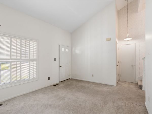 8018 N Walnut Creek Drive, Urbandale, IA 50322