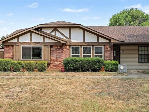 2926 Hilltop Drive, Euless, TX 76039