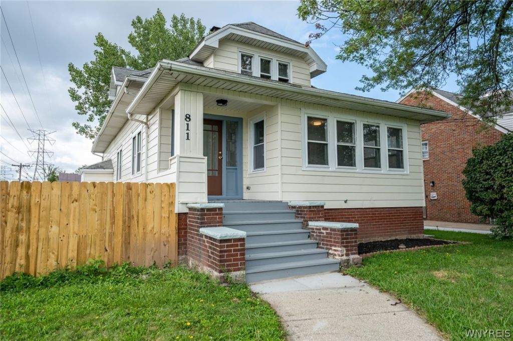 811 Cleveland Drive, Buffalo, NY 14225 Main Photo