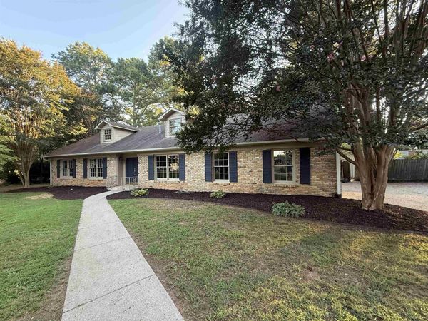 2112 Berry Cir, Florence, AL 35630