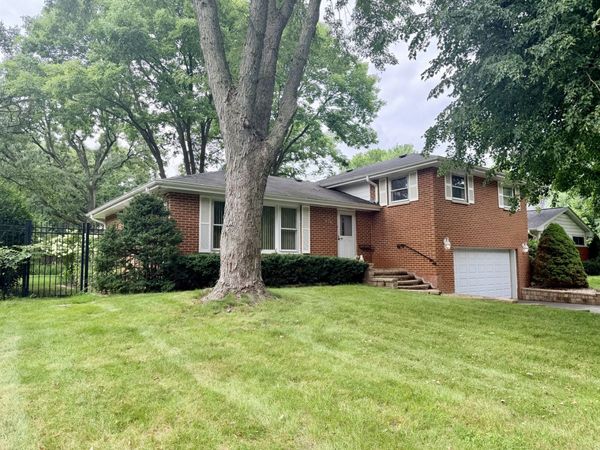 926 Valley Road, Lake Forest, IL 60045