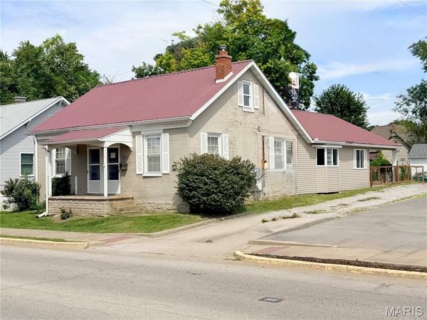 110 N Jefferson Avenue , Millstadt, IL 62260