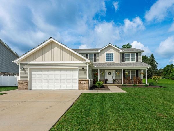 1301 N Wild Pine Drive, Yorktown, IN 47396