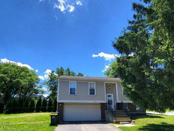 682 N OSWEGO Drive , Carol Stream, IL 60188