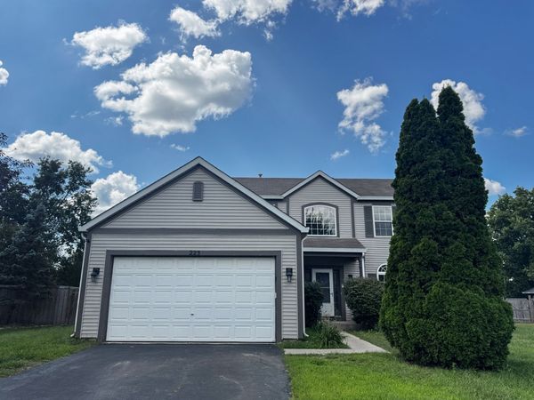 223 Paradise Parkway, Oswego, IL 60543