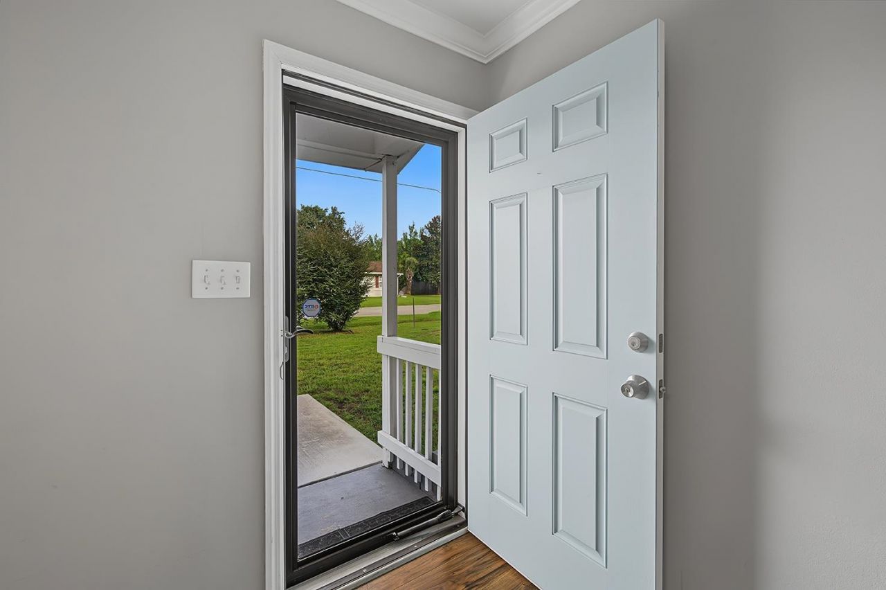 5660 Dogwood Circle  Photo 7