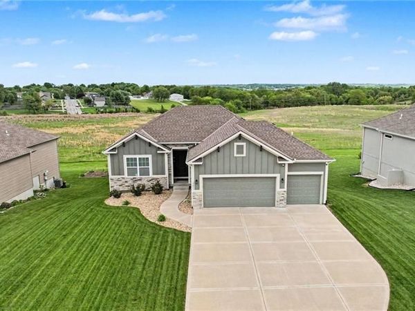 17605 Grey Hawke Ridge, Smithville, MO 64089