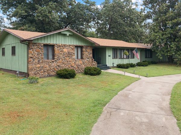 1017 Chinquapin Street , Cassville, MO 65625
