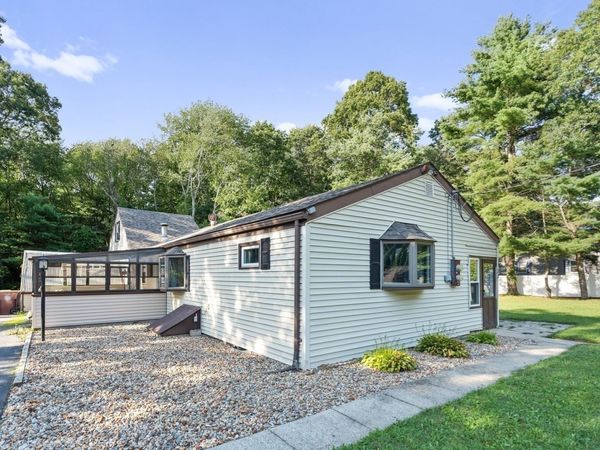 33 Park Dr, Acushnet, MA 02743