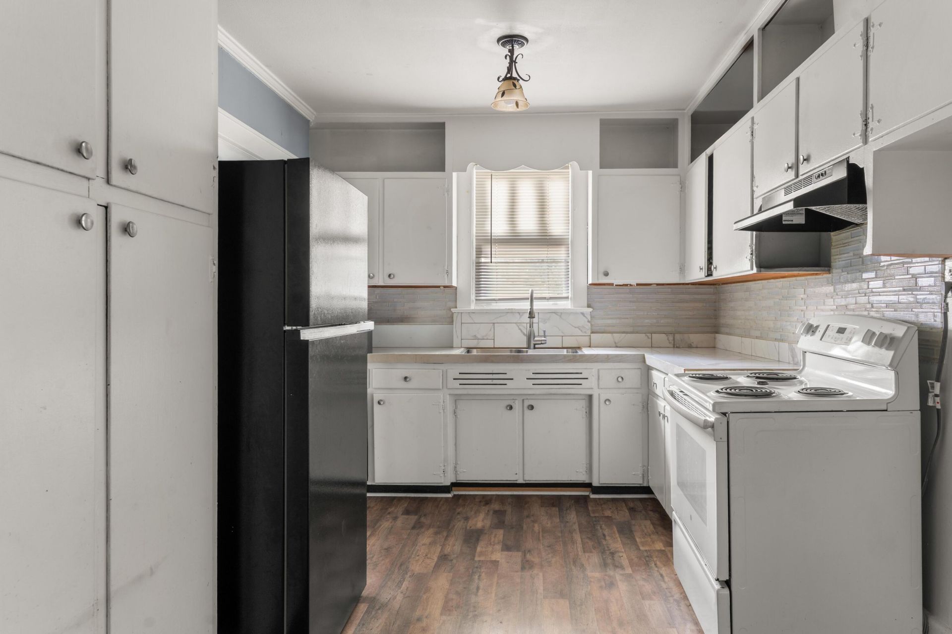 557 Louis Street Photo 8