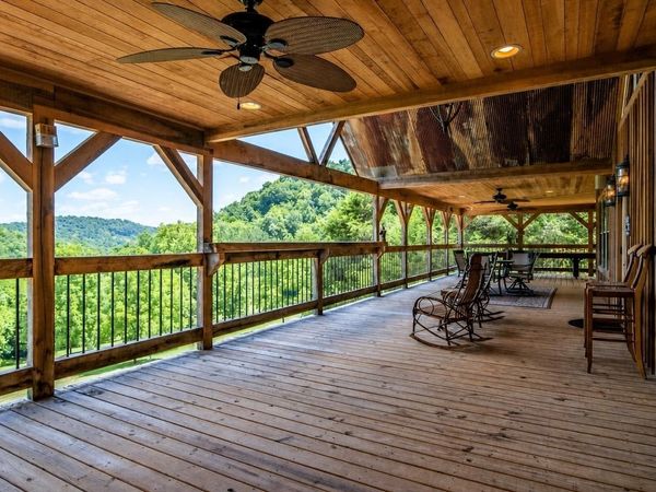 59 Russell Ln, Pleasant Shade, TN 37145
