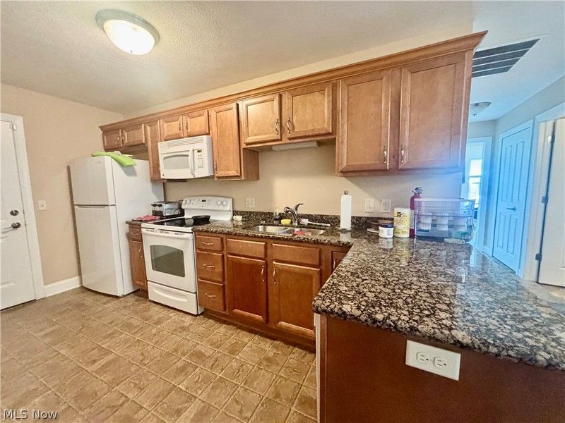 177 Woodbury Glen Street, Hartville, OH 44632 Photo 5