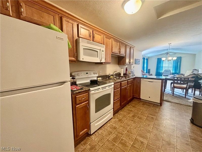 177 Woodbury Glen Street, Hartville, OH 44632 Photo 6