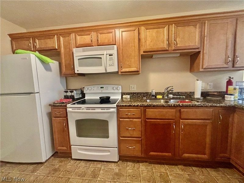 177 Woodbury Glen Street, Hartville, OH 44632 Photo 7