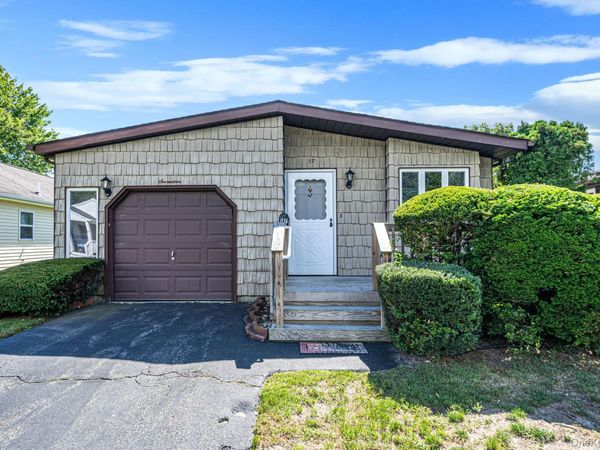 17 Dogwood Lane, Manorville, NY 11949