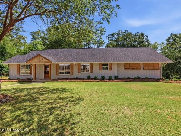 210 W Laurel Avenue, Mendenhall, MS 39114