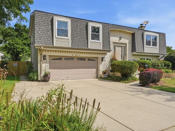 132 W King Arthur Court , Palatine, IL 60067