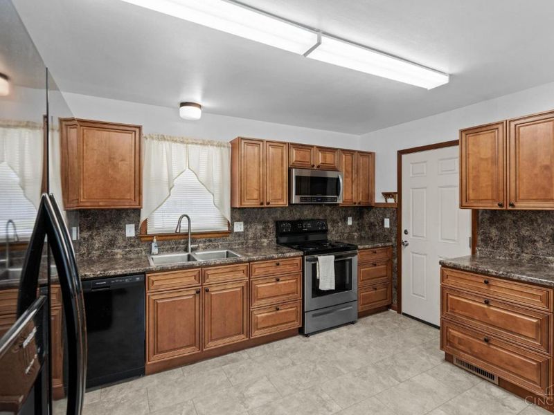1313 Westmoor Drive, Wilmington, OH 45177 Photo 8