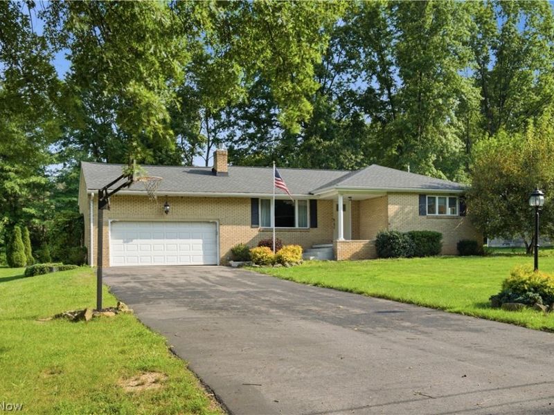 6987 White Oak Drive, Hubbard, OH 44425 Photo 2