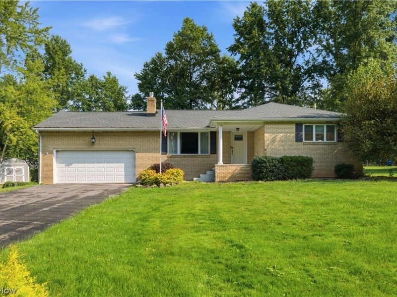 6987 White Oak Drive, Hubbard, OH 44425 Photo 3