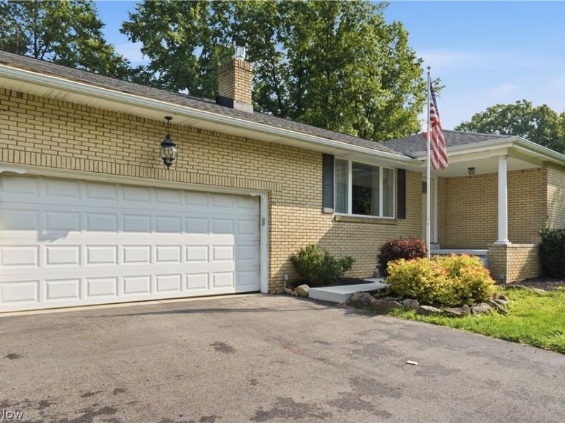 6987 White Oak Drive, Hubbard, OH 44425 Photo 4