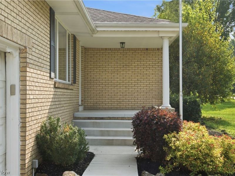 6987 White Oak Drive, Hubbard, OH 44425 Photo 5