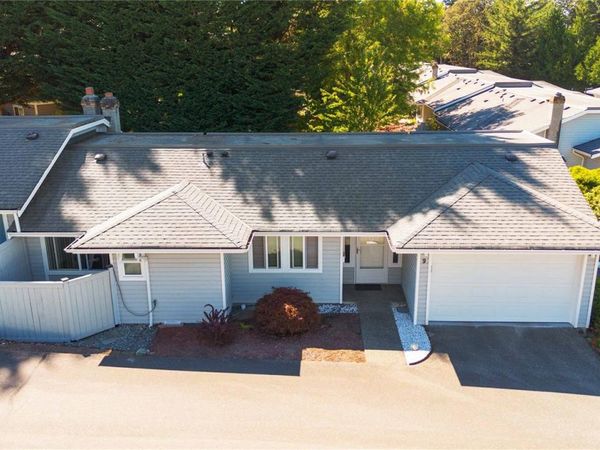 3966 Cedar Hill Cross Rd, Unit #9, Saanich, BC V8P 5R4