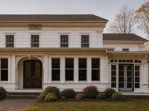 15 W Main St, Upton, MA 01568