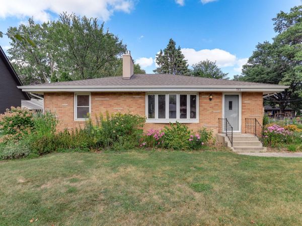 785 Grandview Avenue W, Roseville, MN 55113