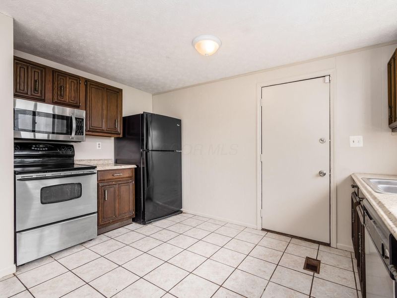2411 Red Rock Boulevard, Grove City, OH 43123 Photo 6