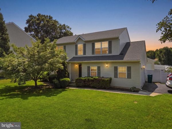 2 PICKERING BEND, LANGHORNE, PA 19047