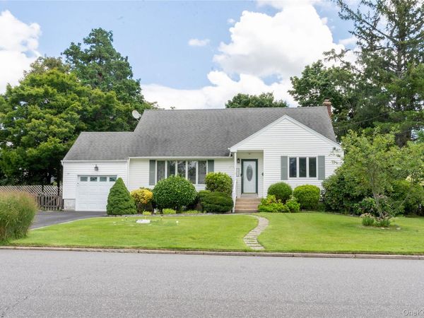127 Suffolk Avenue , West Babylon, NY 11704