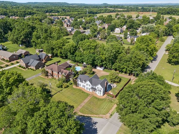 100 Deerfield Dr , Columbia, TN 38401