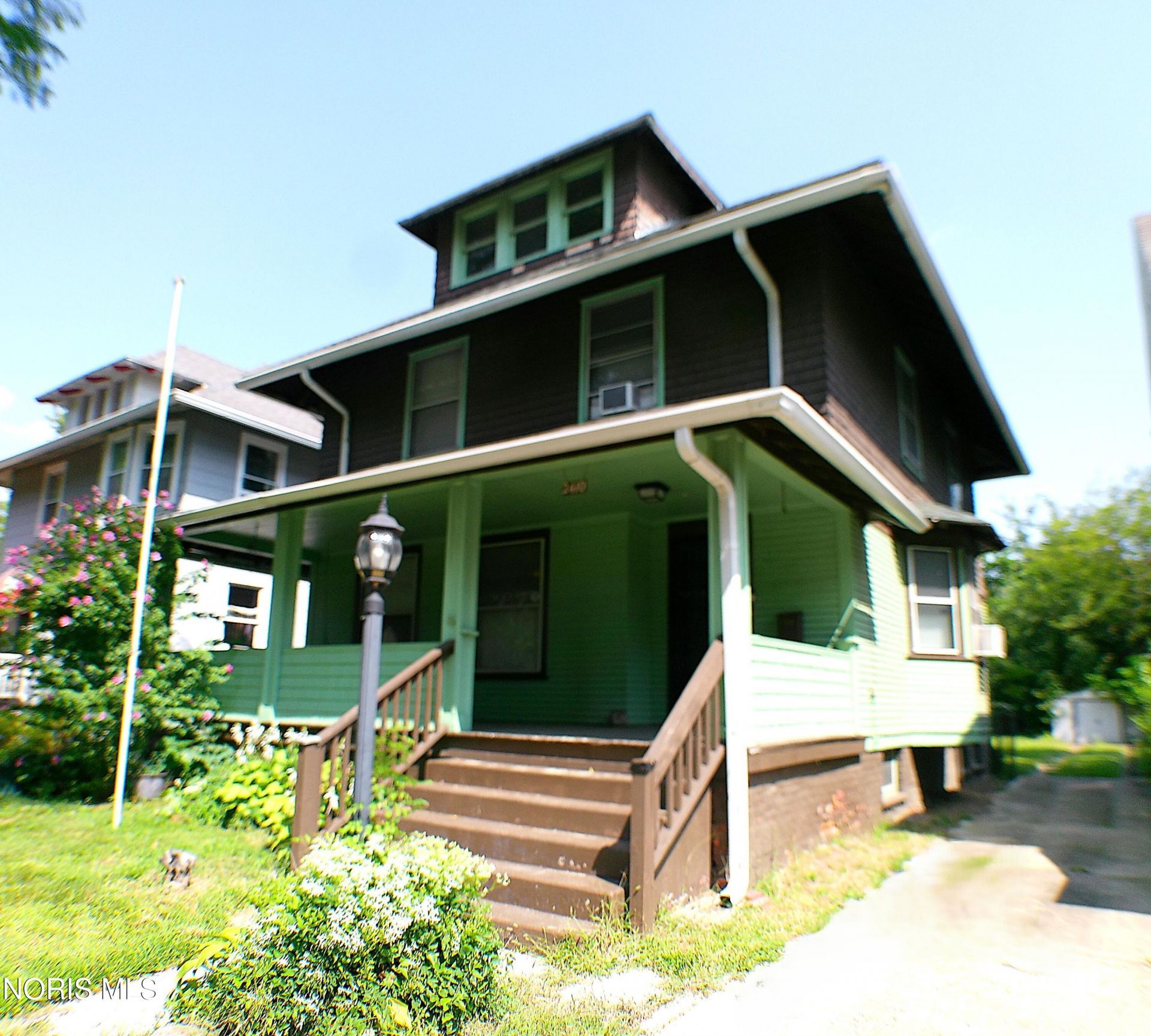2410 Lawrence Avenue, Toledo, OH 43620 Main Photo