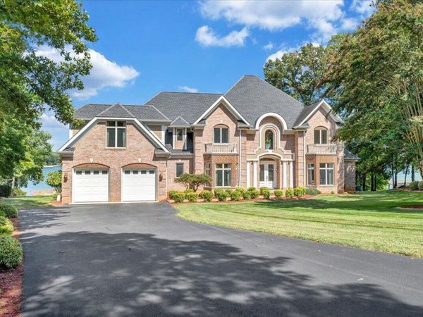 500 Oak Point DR, Moneta, VA 24121