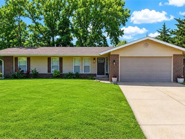 4 W Cheshire Drive , St Charles, MO 63303