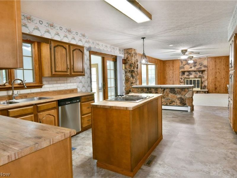 211 Fox Run, Cortland, OH 44410 Photo 16