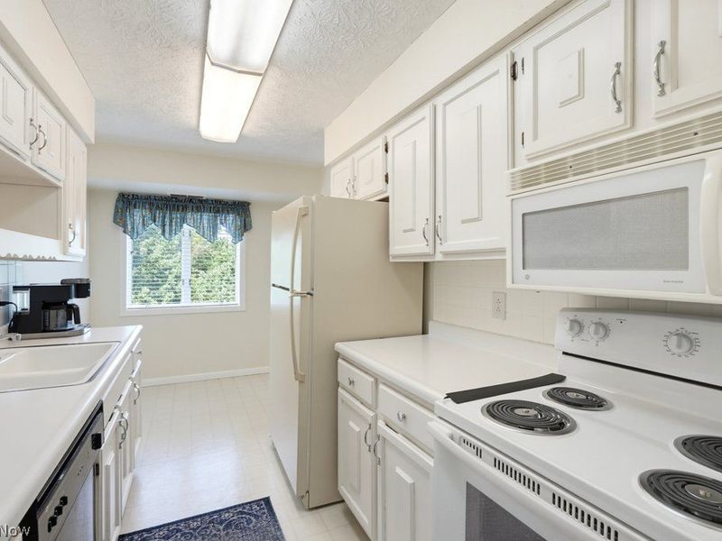 520 Meredith Lane, Unit 406, Cuyahoga Falls, OH 44223 Photo 12