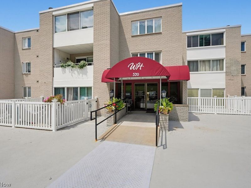 520 Meredith Lane, Unit 406, Cuyahoga Falls, OH 44223 Photo 2