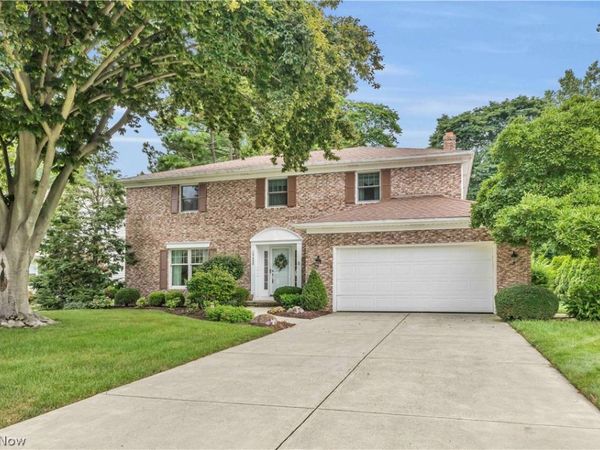 29480 Goulders Grn, Bay Village, OH 44140