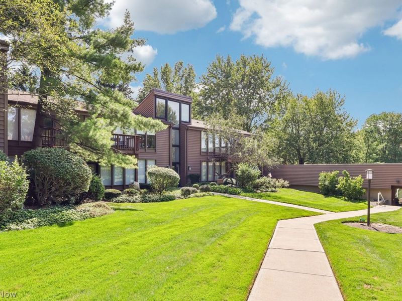 975 canyon view, Unit 107, Sagamore Hills, OH 44067 Photo 2