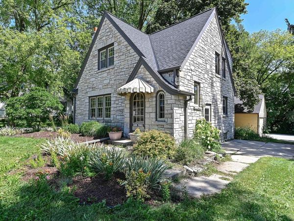 W232N6198 Waukesha AVENUE, Sussex, WI 53089