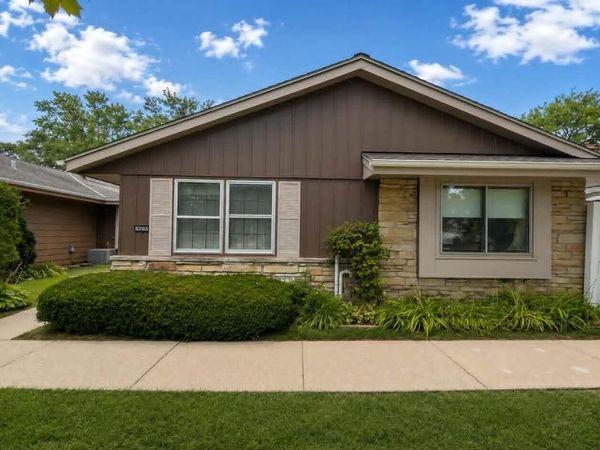 5292 Woodbridge LANE S, Greenfield, WI 53221