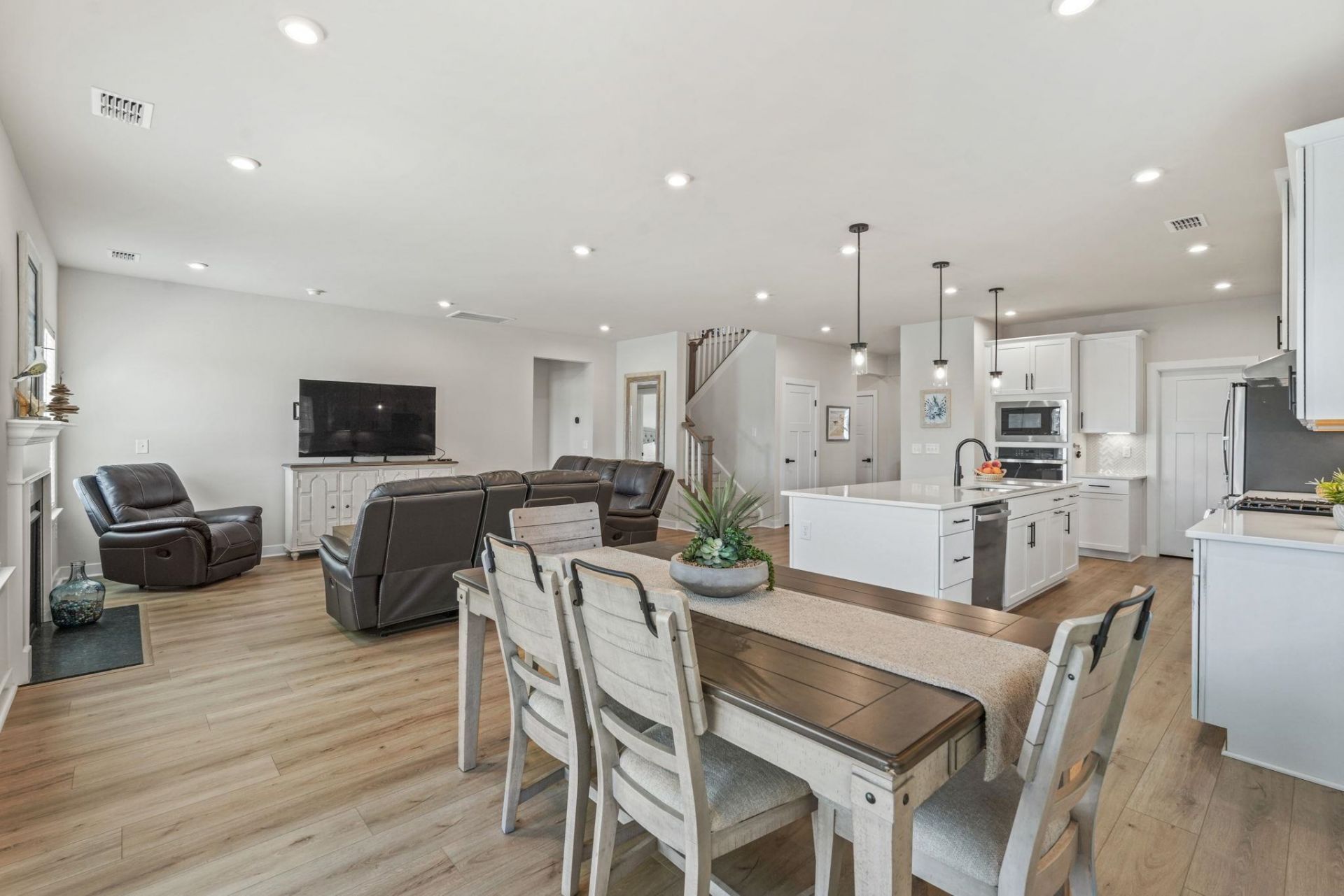 2364 Vera Way  Photo 4