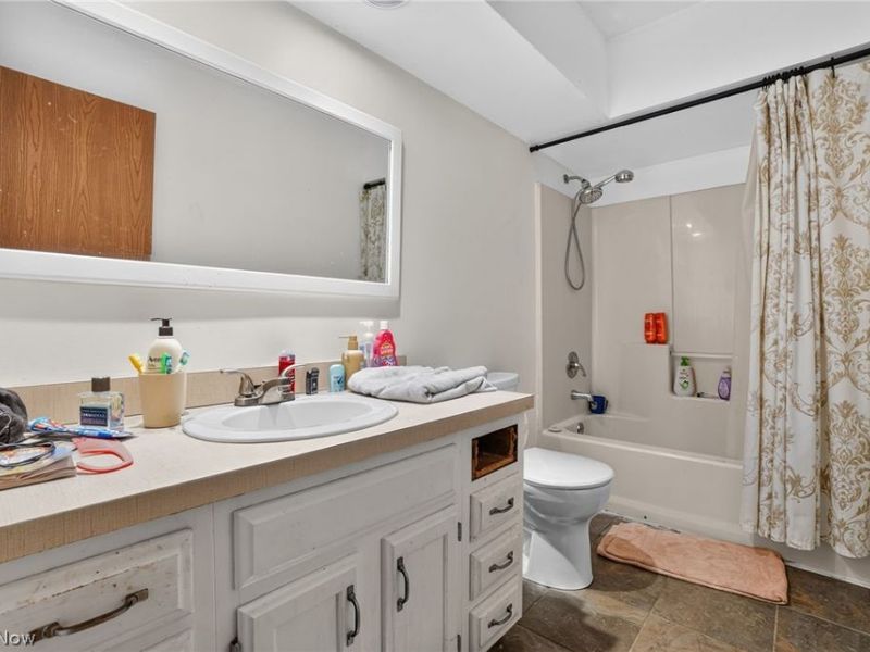 731 Lark Court, Rock Creek, OH 44084 Photo 9